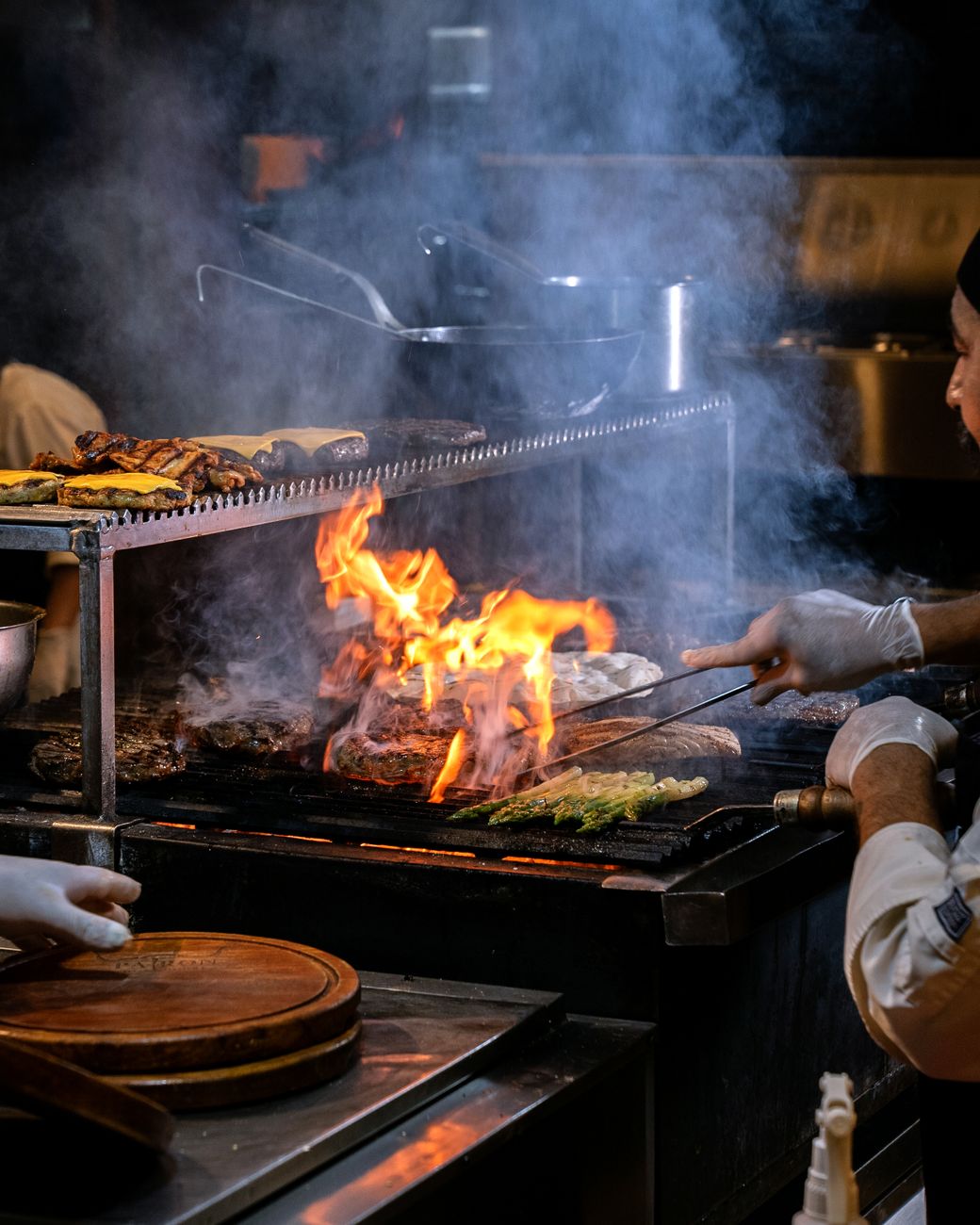 Cocinero de Burganova trabajando en la plancha